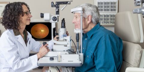 optyk przeprowadzajacy badanie wzroku starszemu pacjentowi 480x240 - Artykuły